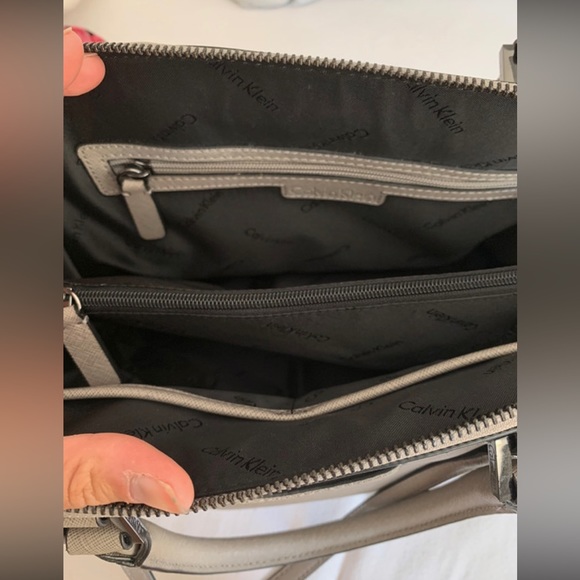 Beautiful Calvin Klein handbag— very lightly used and in like new condition - Picture 2 of 4